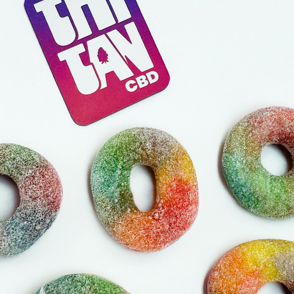 THC-gummibonbons i form av gröna och gula ringar med multifruktsmak
