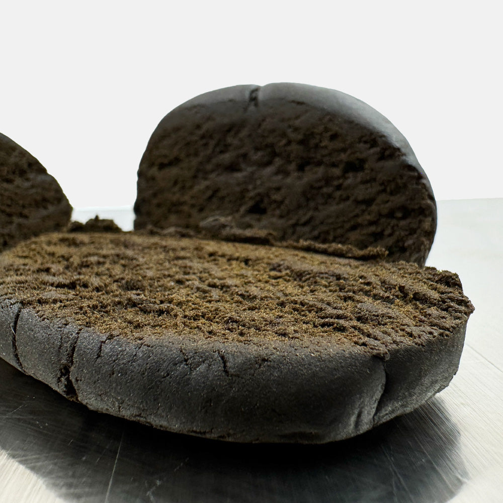 Zoom sur la tranche d'une boule de CBD Charas