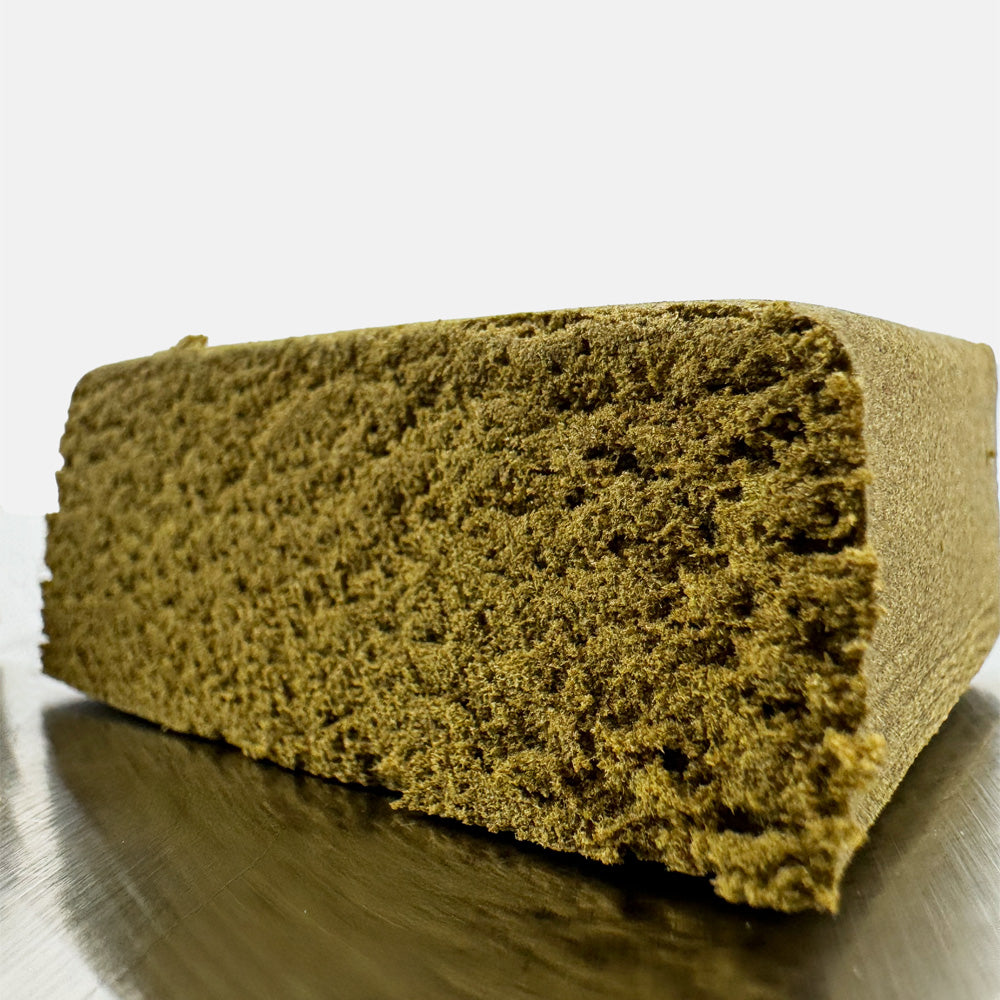 Fotografie řezu kousku CBD Dry Sift Cherry Pie
