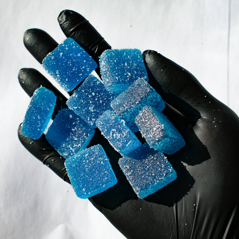 Kupa niebieskich żelków CBD w dłoni