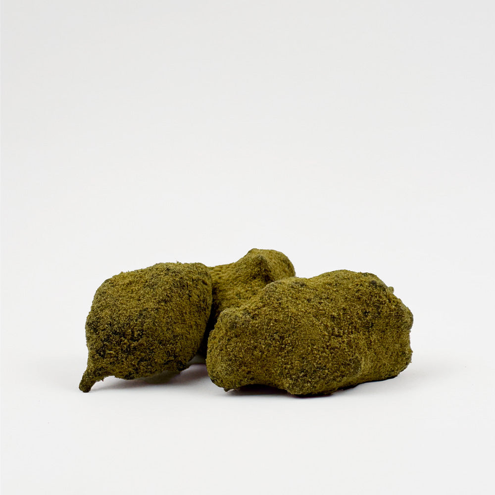 3 morceaux de CBD Moonrock sur fond blanc