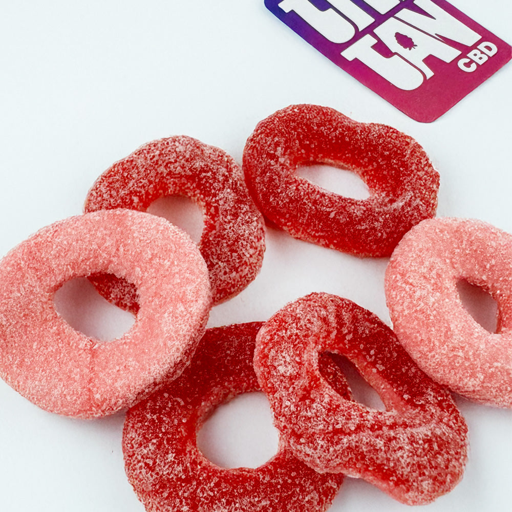 THC-Gummibärchen in Form von roten Ringen mit Erdbeergeschmack