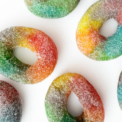 THC-Gummibärchen in Form von bunten Ringen mit Multifruchtgeschmack
