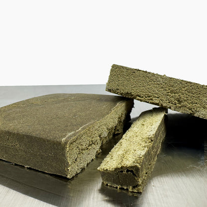 Plaquette de CBD Beldia coupée en trois