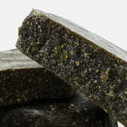 Zoom auf das Innere einer in drei Teile zerbrochenen CBD-Crumble-Plättchen