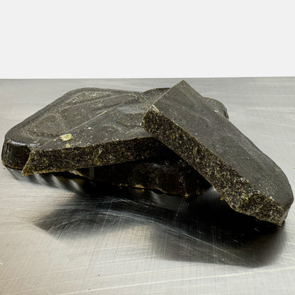 CBD-Crumble-Plättchen, in drei Teile gebrochen