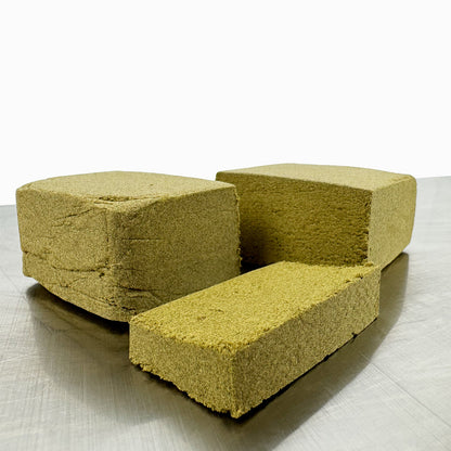 Bloc de CBD DS Stawberry avec une tranche coupée en sont milieu