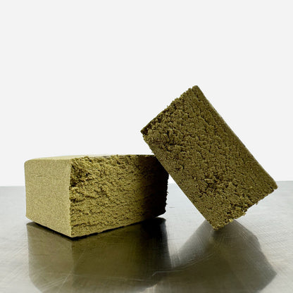 Zwei sich überlappende Stücke von gepresstem CBD Dry Sift