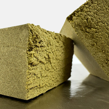 Nahaufnahme des gepressten und halbierten CBD Dry Sift