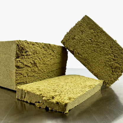 Gepresstes CBD Dry Sift, in Scheiben geschnitten