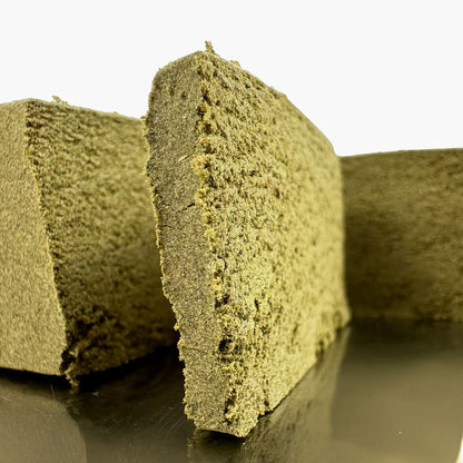 Vue zoomée d'un bloc de CBD Dry Sift Cannatonic coupé en tranche