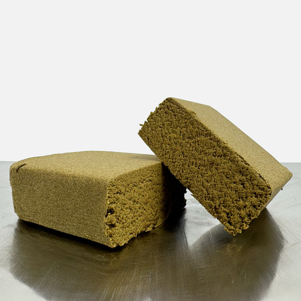 Kousek CBD Dry Sift cherry pie rozříznutý na polovinu