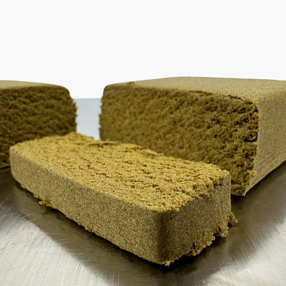Kousek CBD Dry Sift Cherry Pie rozříznutý na polovinu
