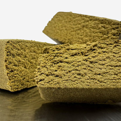 Zvětšený detail kousku CBD Dry Sift cherry pie rozkrojeného na tři části