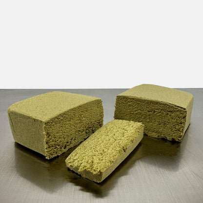 Morceau de CBD Dry Shift Zoap coupé en trois sur une table en inox