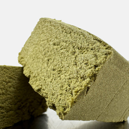 Zoom sur un morceau de CBD Dry Shift Zoap coupé en deux