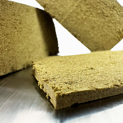 Zoom auf einen Abschnitt eines CBD-Blocks Fruity Ketama