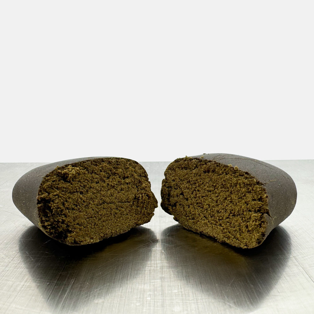 Ein Stück einer halbierten CBD-Olive