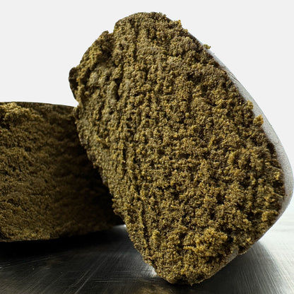 Zoom auf einen Ausschnitt eines Stücks CBD Olive