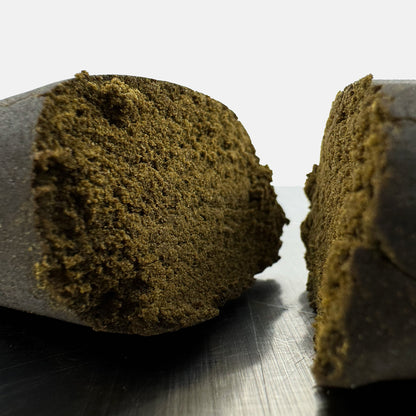 Zoom auf das Innere eines Stücks CBD Olive